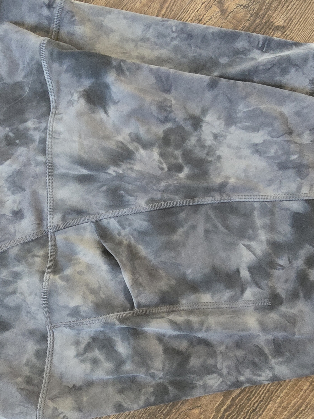 lululemon athletica Women's Gray Tie-Dye High-Rise Workout Shorts - Picture 3 of 3